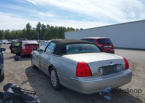 2005 Lincoln Town Car Signature из США, поврежденный, VIN 1LNHM81W55Y635003
